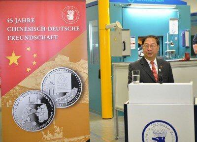 Botschafter_Shi_Mingde_bei_der_feierlichen_Erstpraegung_in_der_Muenze_Berlin_2_kk